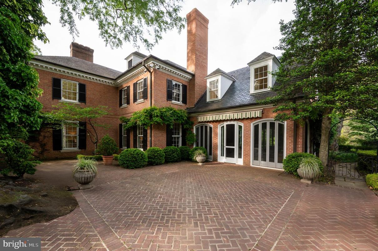 Exterior, Facade, Brick Facade, Georgian