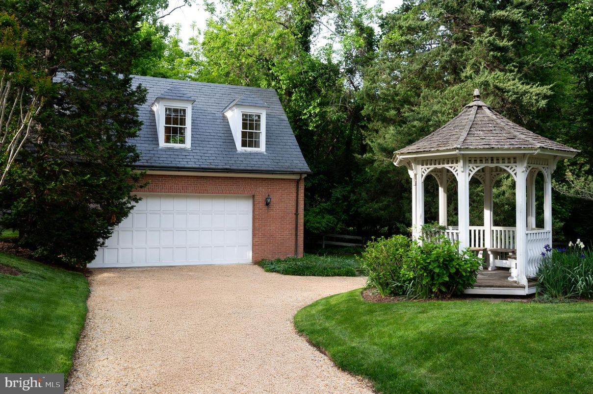 Attached, Exterior, Facade, Brick Facade, Georgian