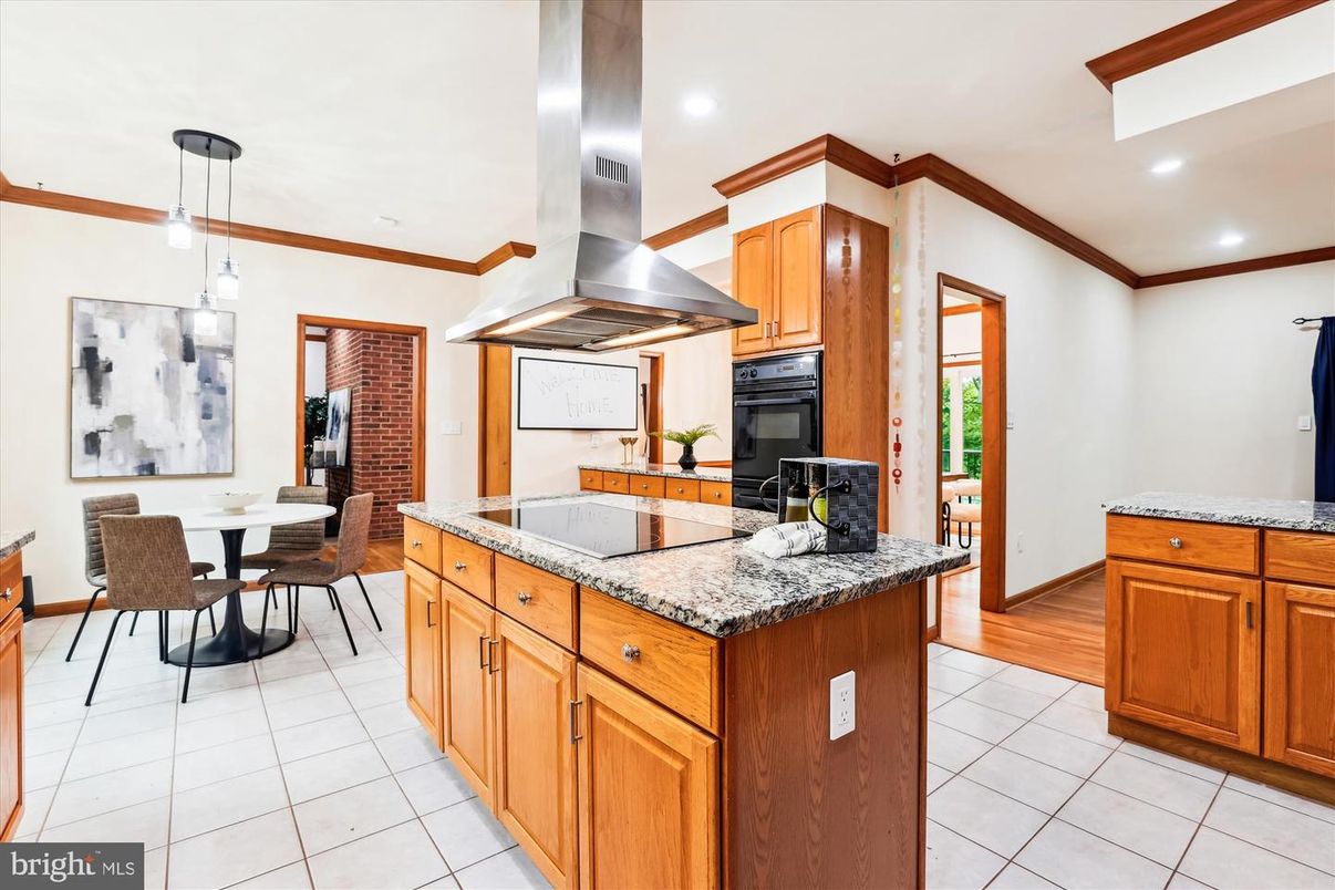 Dining room, Interior, Kitchen, Pendant Lights, Recessed Lighting, Wood Texture Flooring