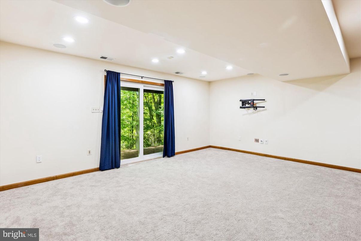 Empty room, Interior, Recessed Lighting