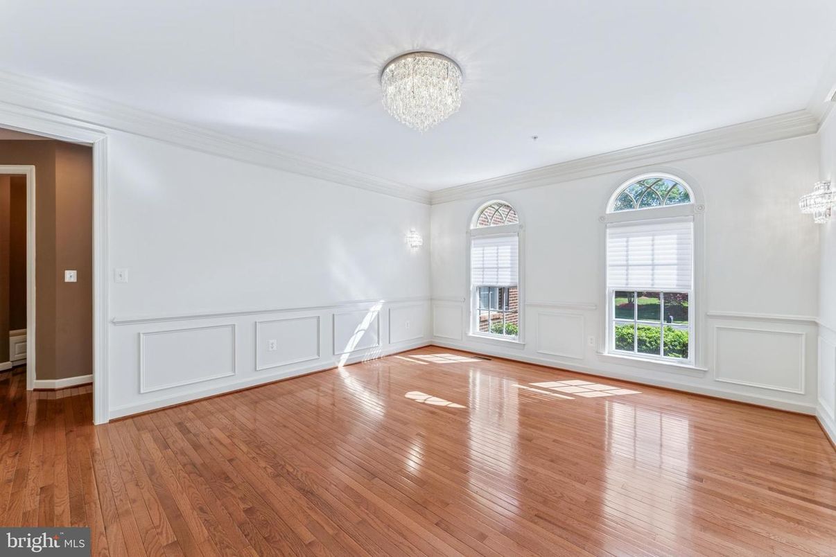 Chandelier, Empty room, Interior, Wood Texture Flooring