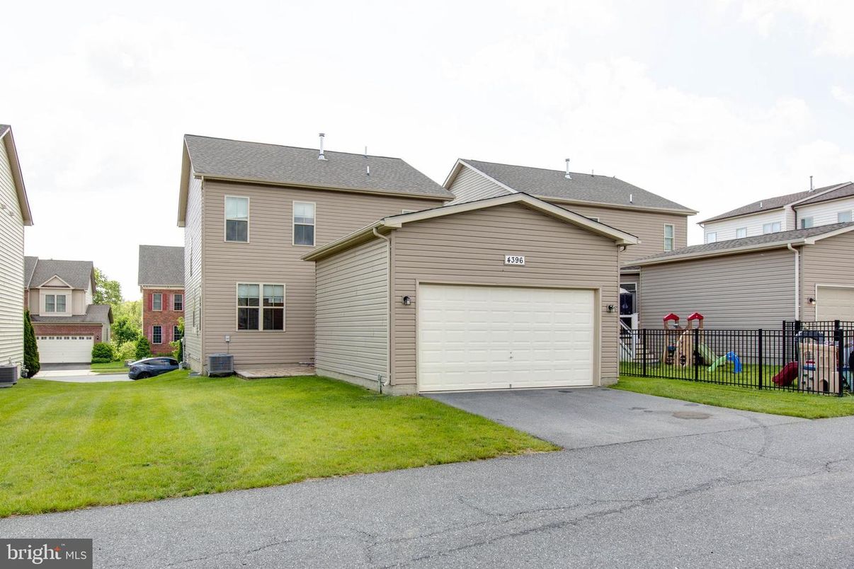 Attached, Exterior, Facade, Rowhouse