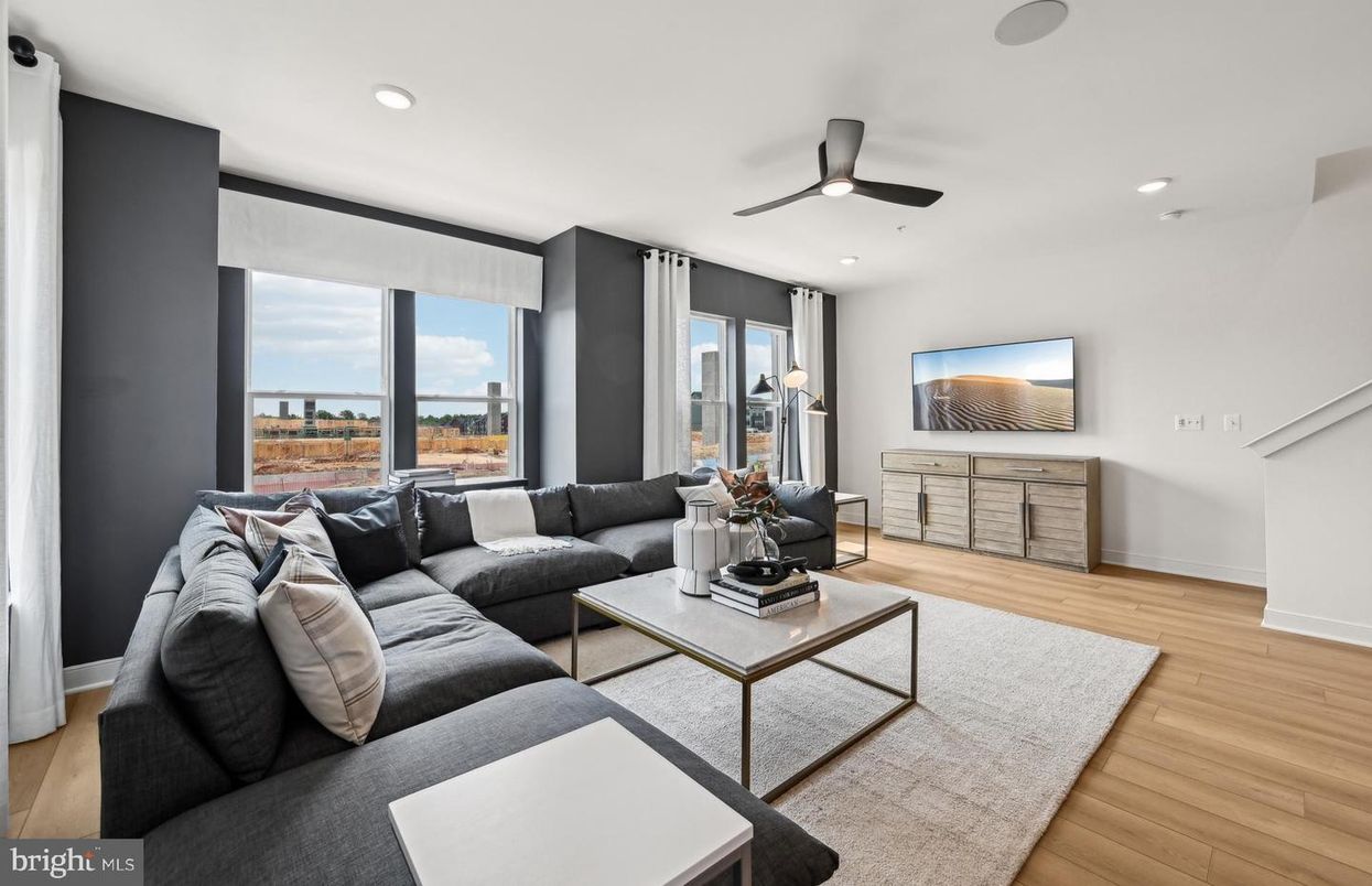 Interior, Living room, Recessed Lighting, Water, Wood Texture Flooring