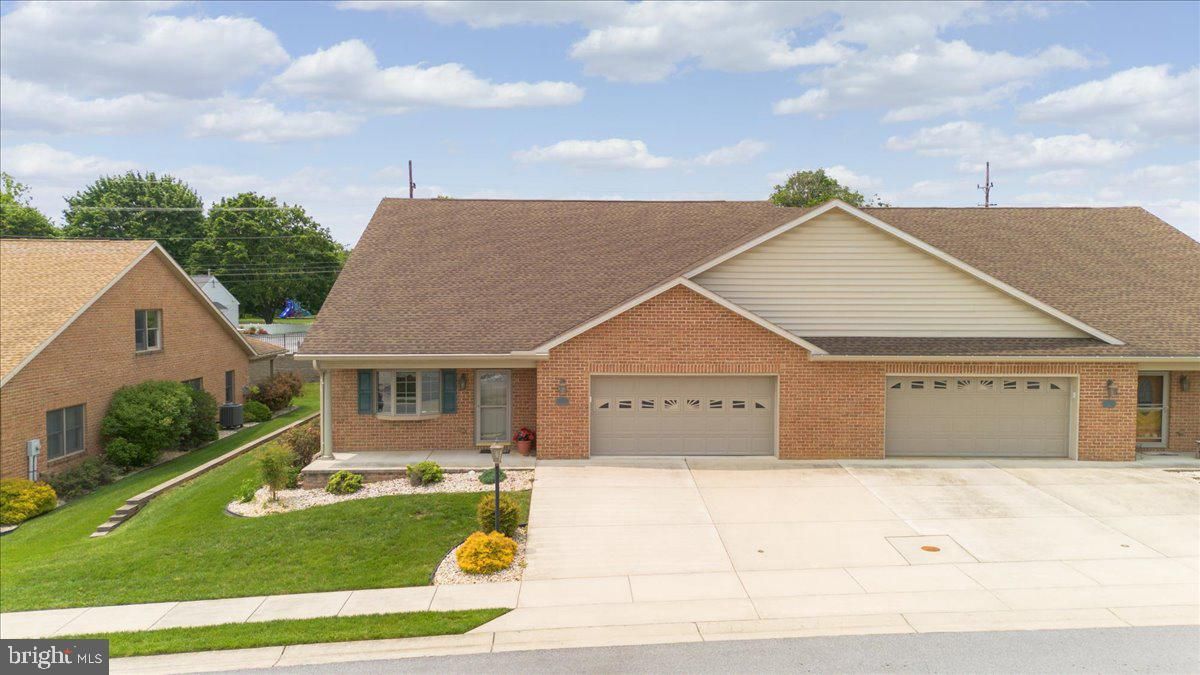 Attached, Exterior, Facade, Brick Facade, Ranch