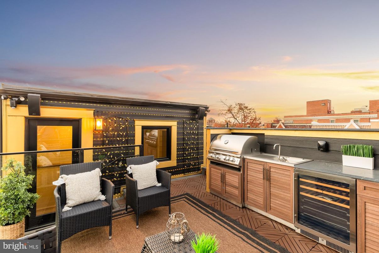 Exterior, Outdoor Kitchen