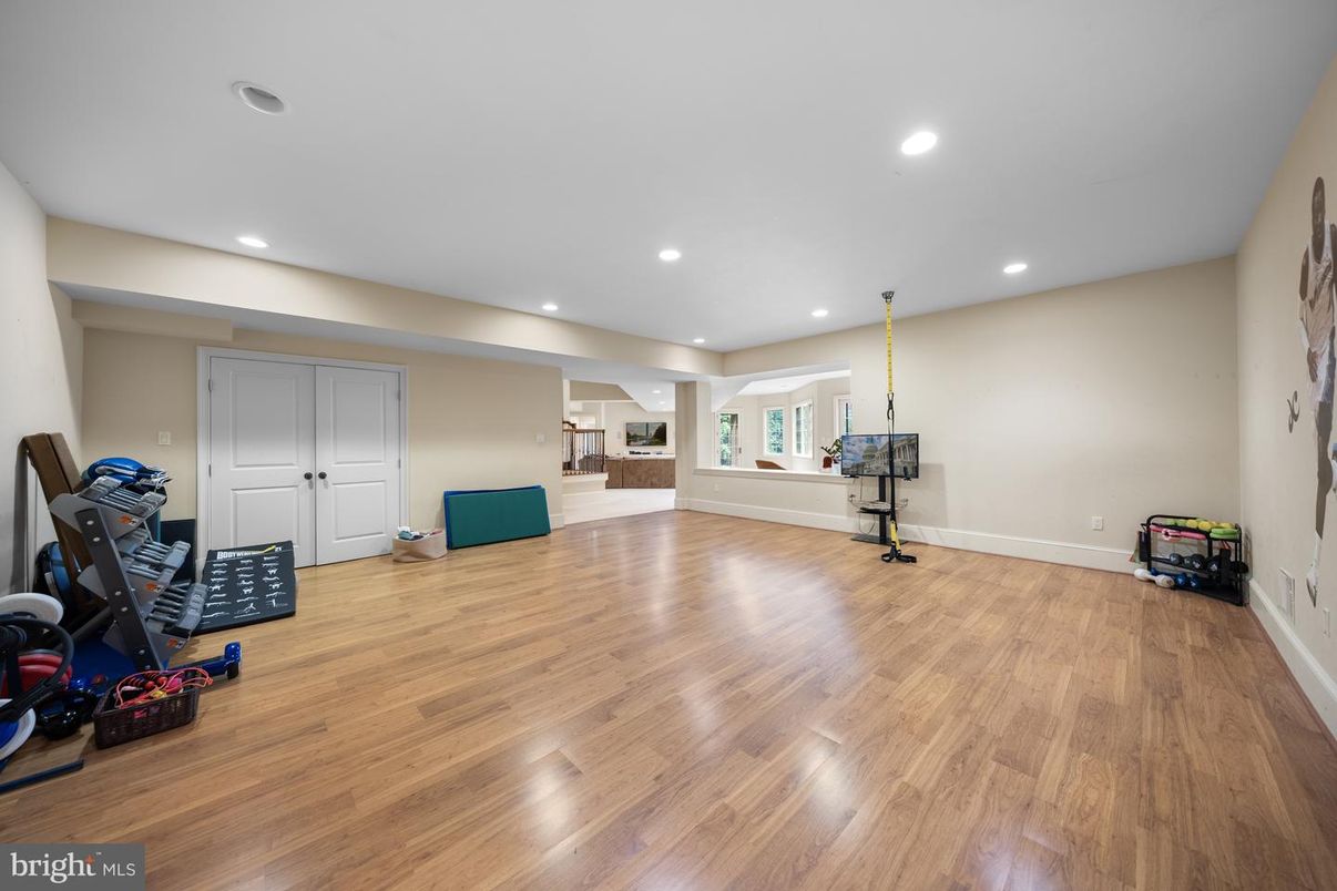 Fitness Equipment, Interior, Recessed Lighting, Wood Texture Flooring