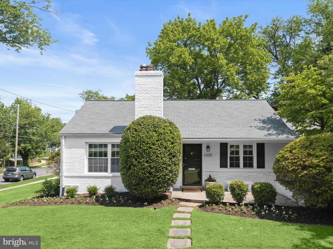 Exterior, Facade, Cape Cod