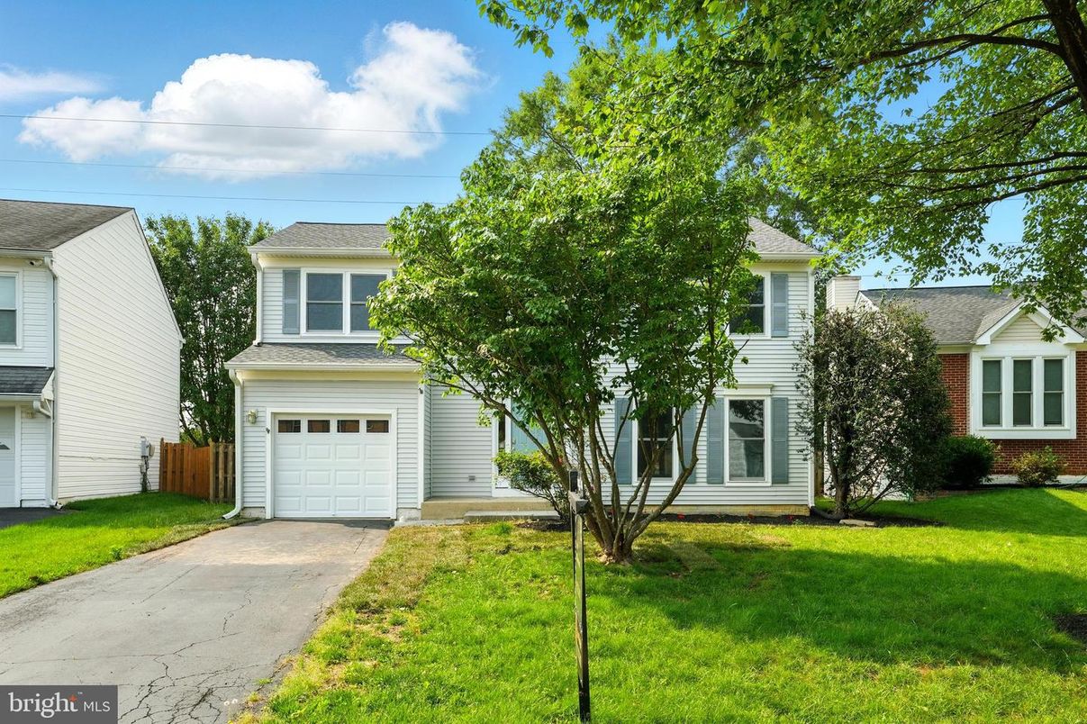 Attached, Exterior, Facade, American Foursquare