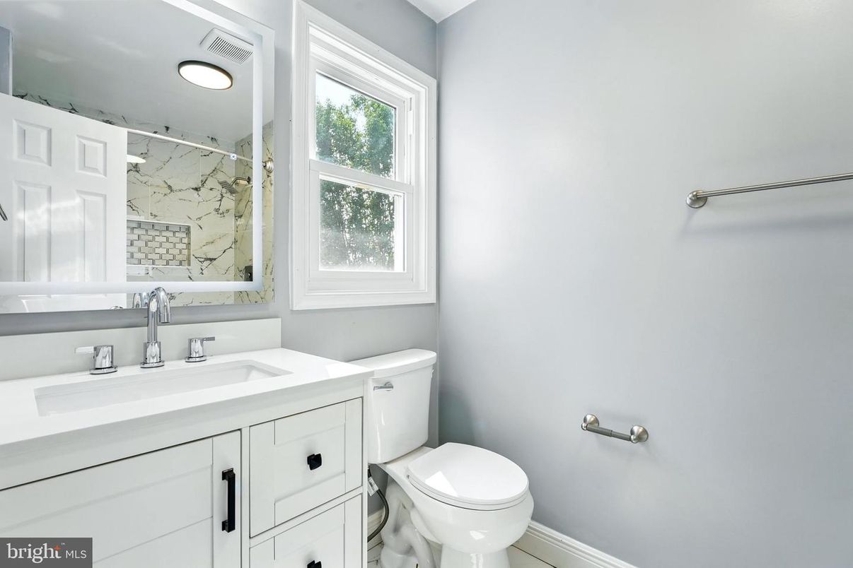 Bathroom, Interior, Marble Walls, Recessed Lighting
