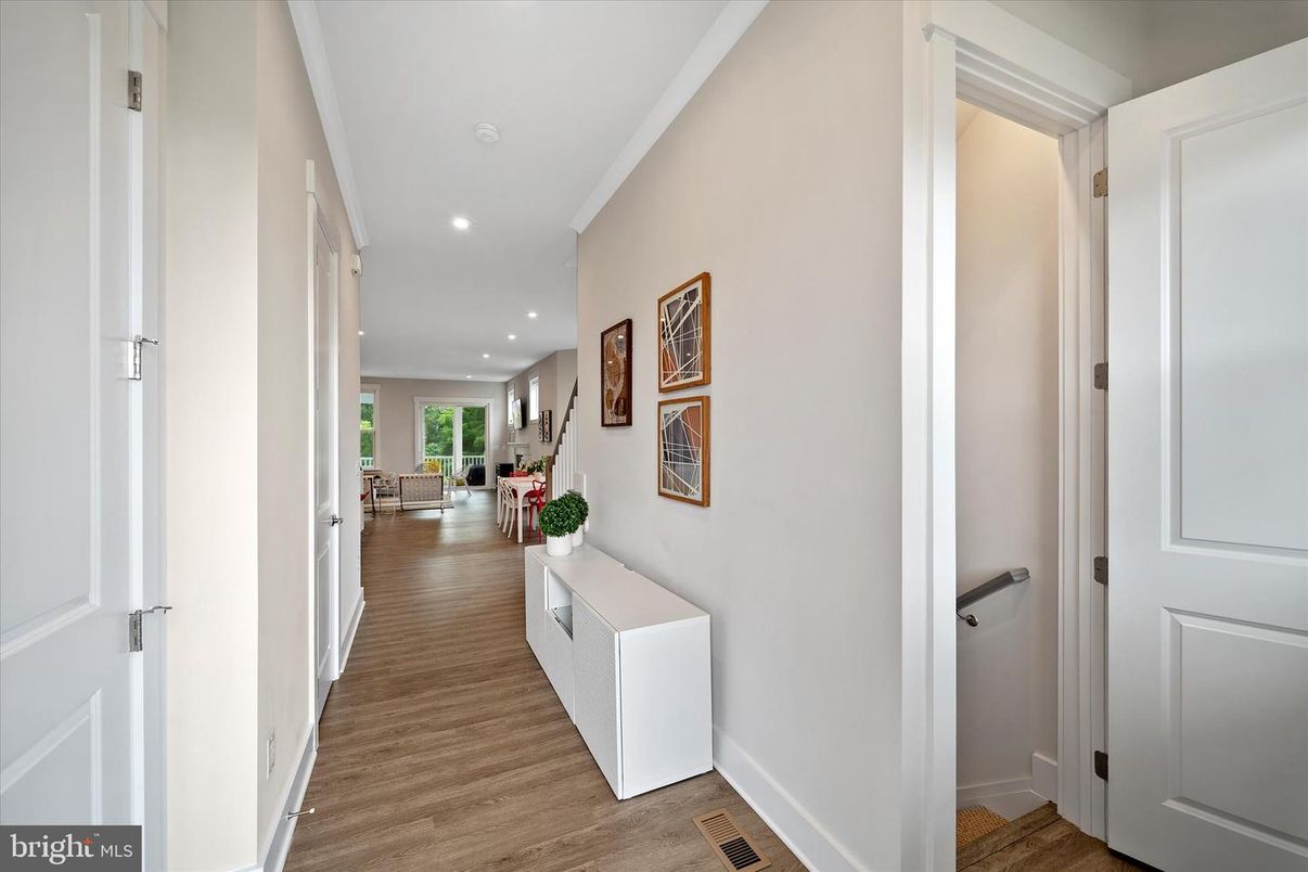 Interior, Recessed Lighting, Wood Texture Flooring