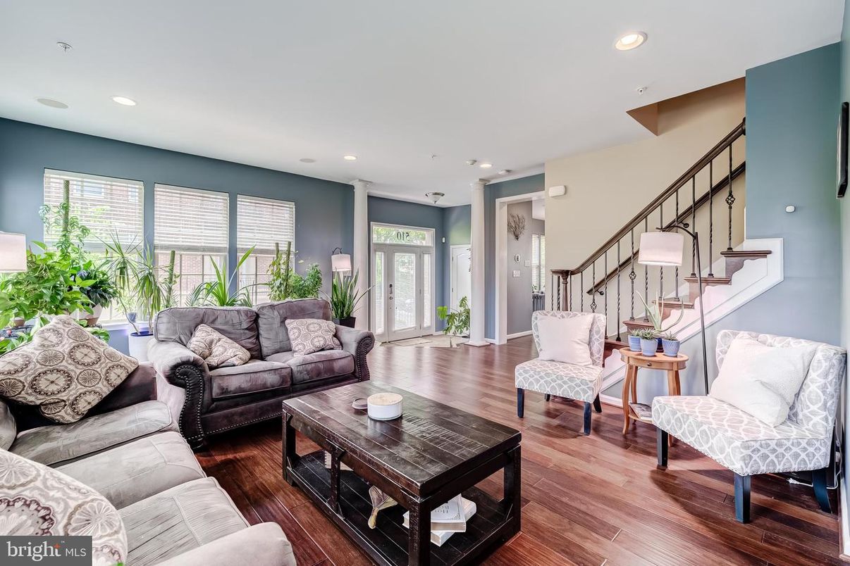 Interior, Living room, Recessed Lighting, Wood Texture Flooring