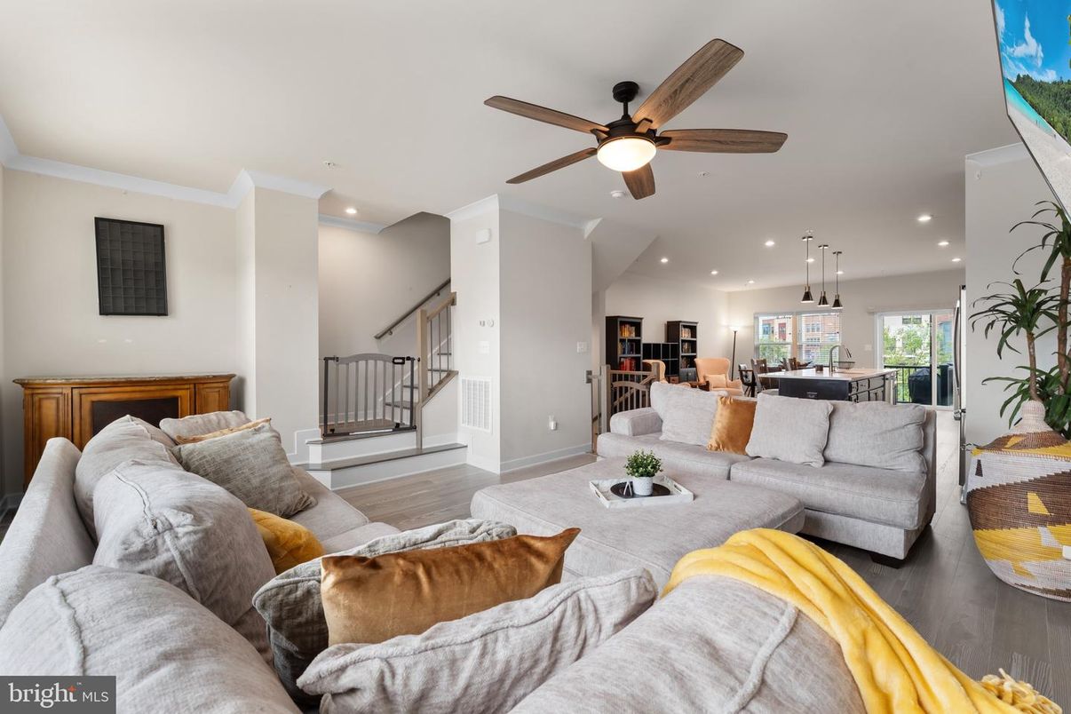 Dining room, Interior, Living room, Pendant Lights, Recessed Lighting, Wood Texture Flooring
