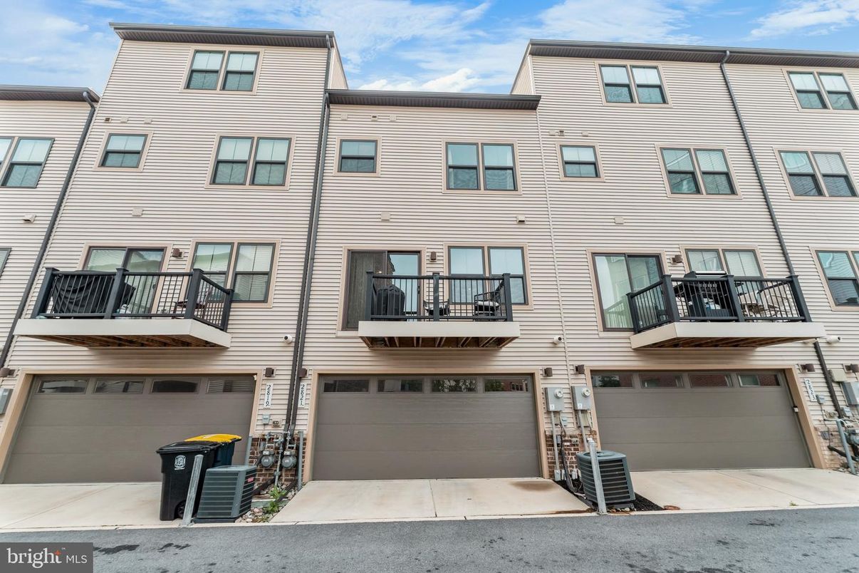 Attached, Exterior, Facade, Rowhouse