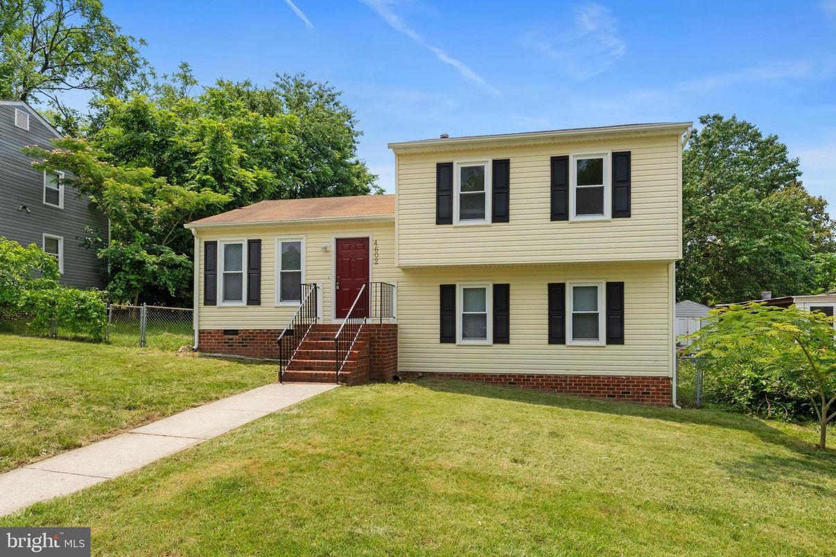 Exterior, Facade, Split Level