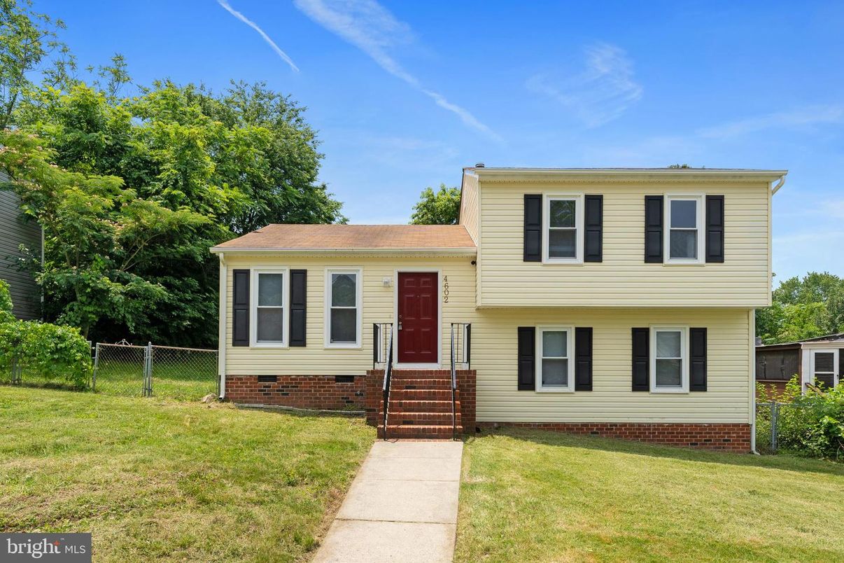 Exterior, Facade, Split Level