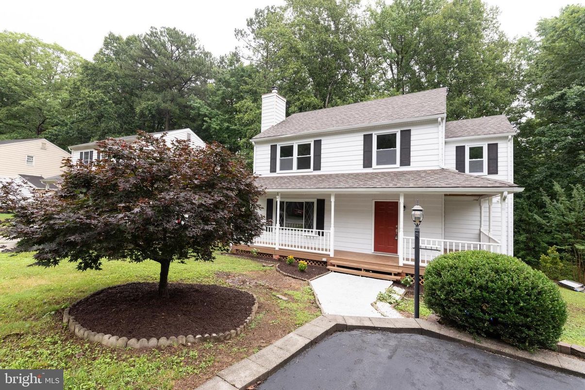 Exterior, Facade, Split Level