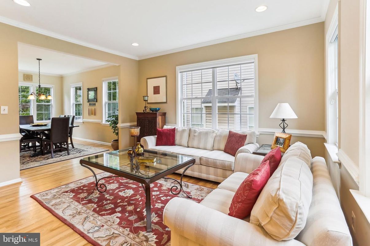 Dining room, Interior, Living room, Pendant Lights, Recessed Lighting, Wood Texture Flooring