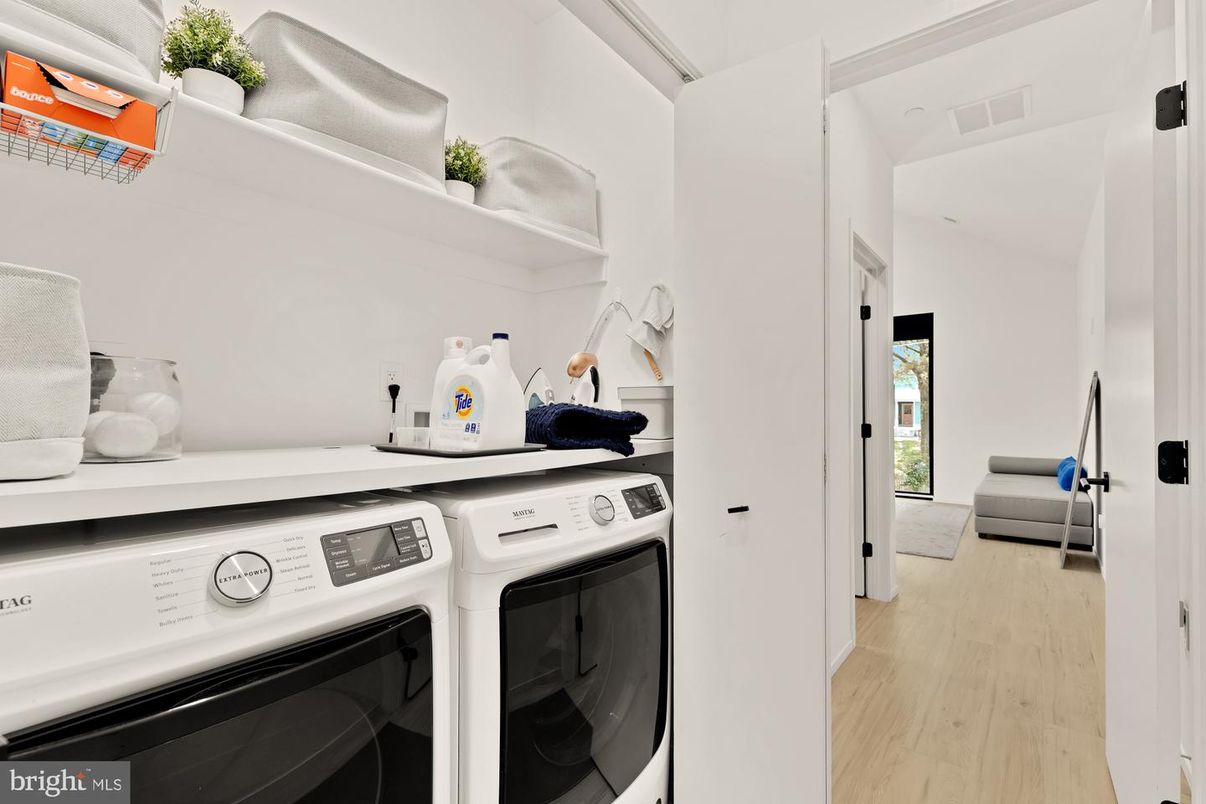 Interior, Washer, Wood Texture Flooring