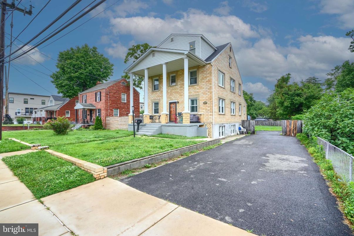 Exterior, Facade, Brick Facade, Queen Anne Victorian