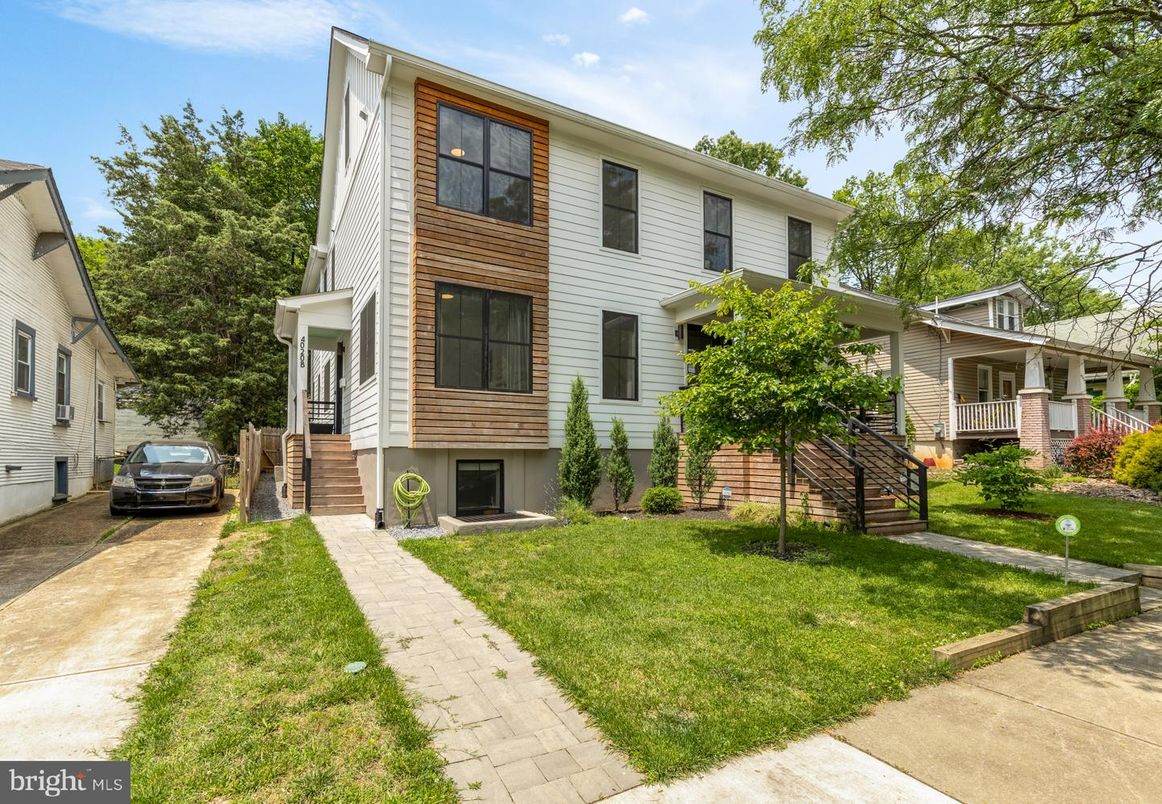 Exterior, Facade, Rowhouse