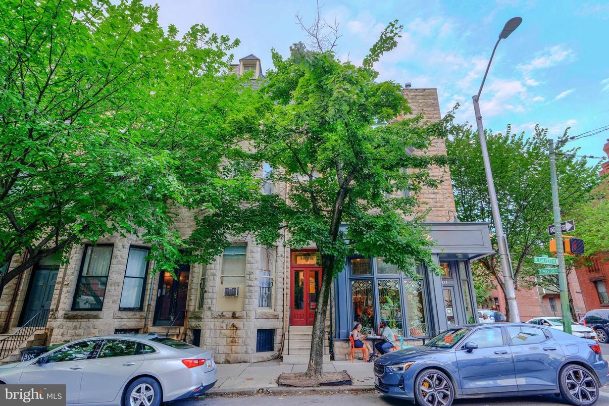 Exterior, Facade, Rowhouse