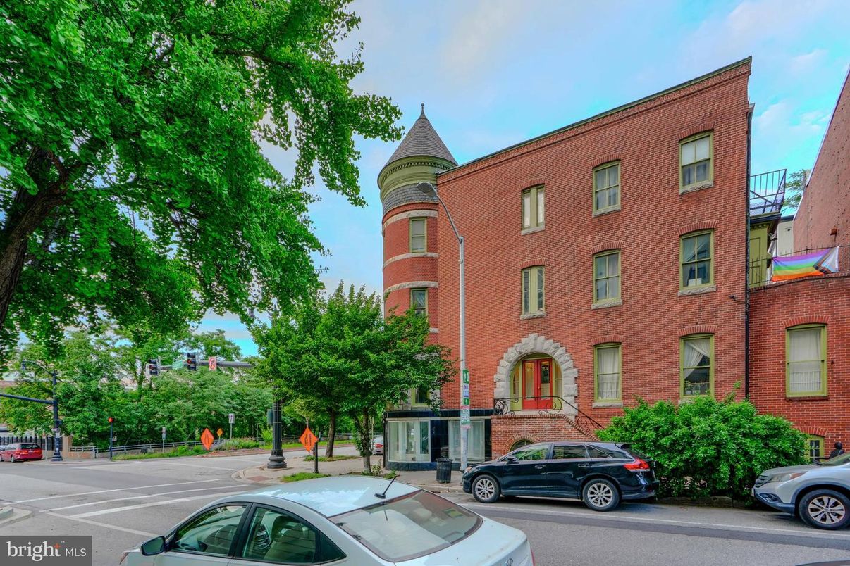 Exterior, Facade, Brick Facade, Rowhouse