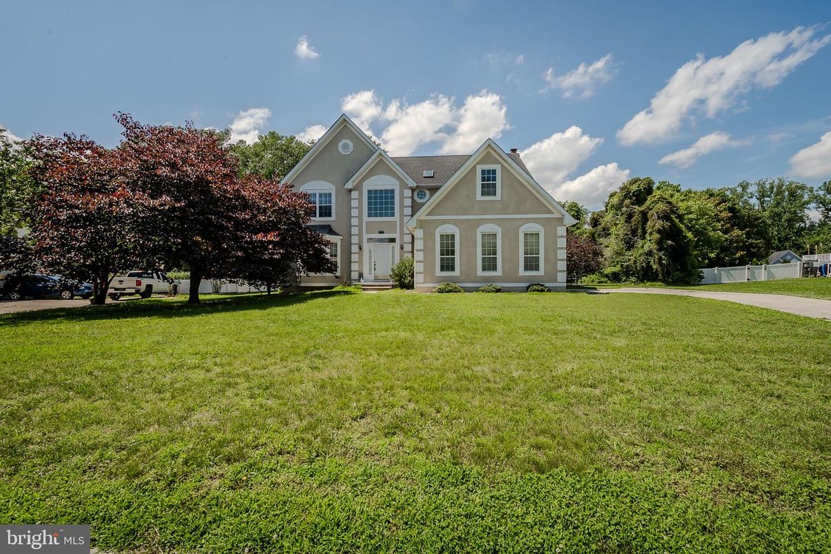 Backyard, Exterior, Facade, Queen Anne Victorian