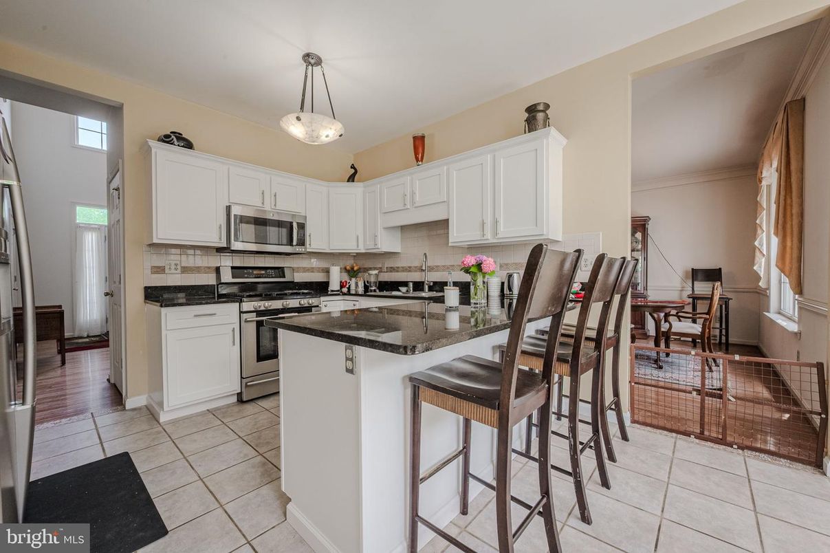 Dining room, Interior, Kitchen, Pendant Lights, Stainless Steel Appliances