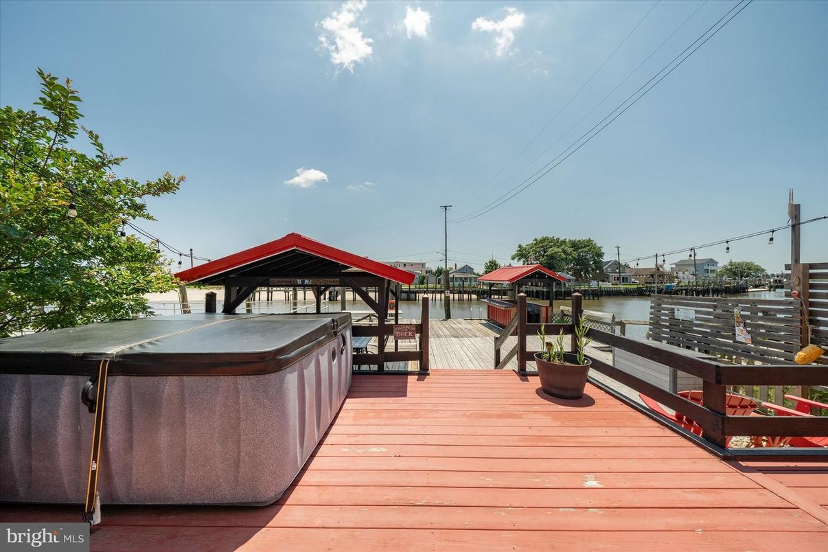 Exterior, Hot Tub, Water