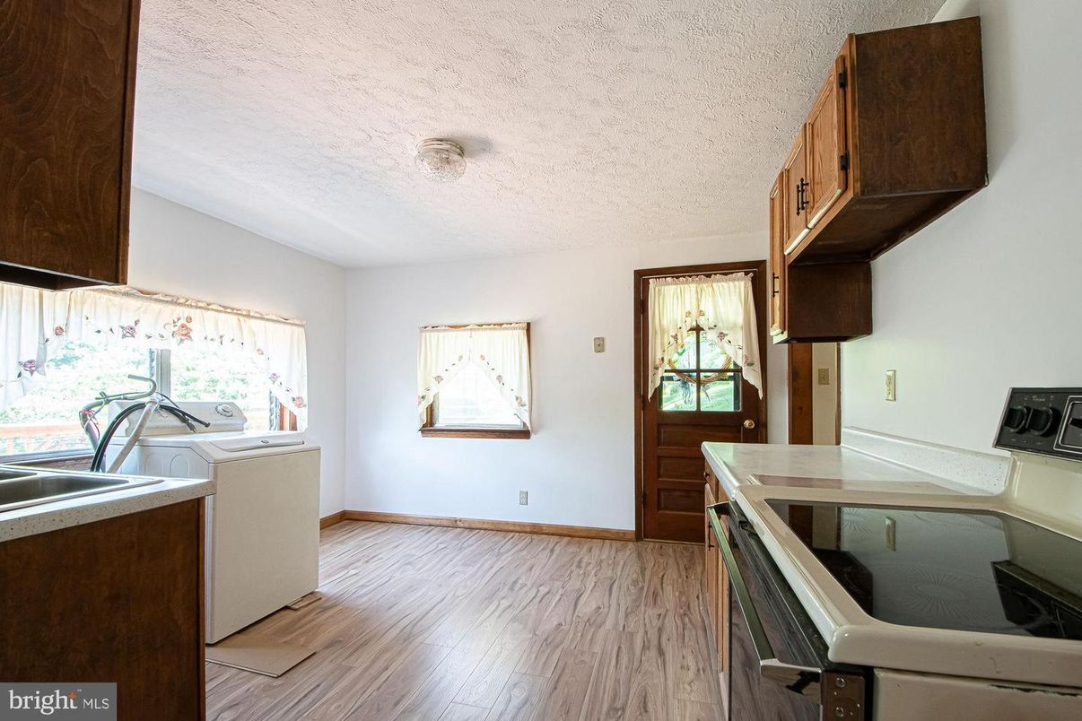 Interior, Kitchen, Washer, Wood Texture Flooring