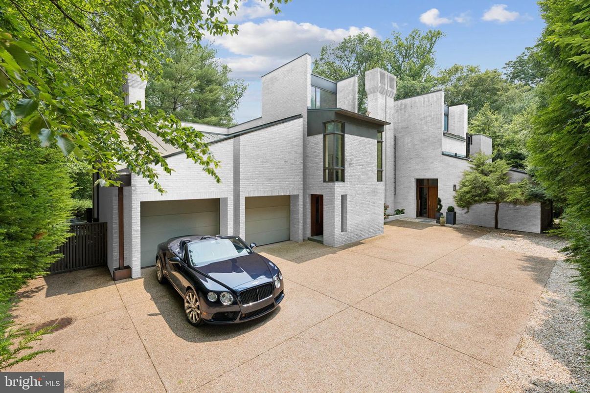 Attached, Exterior, Facade, Modern