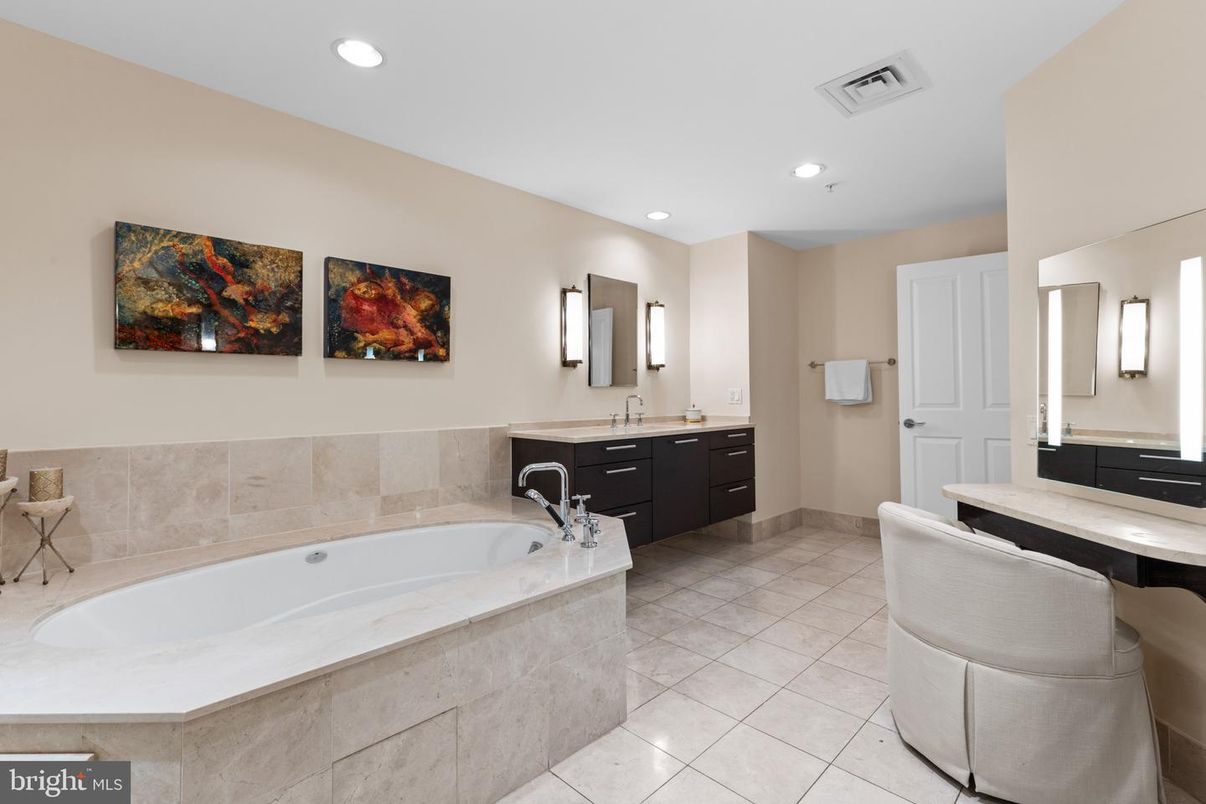 Bathroom, Dual Sink Vanities, Interior, Recessed Lighting