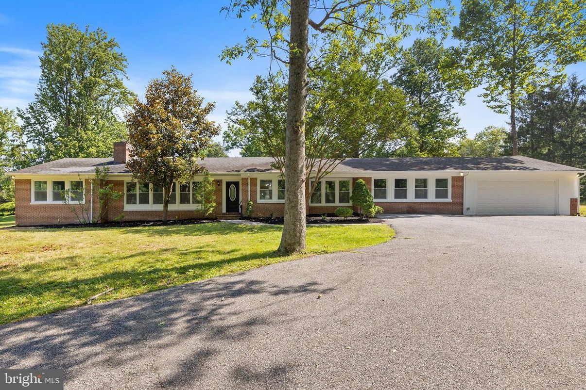 Attached, Exterior, Facade, Brick Facade, Ranch