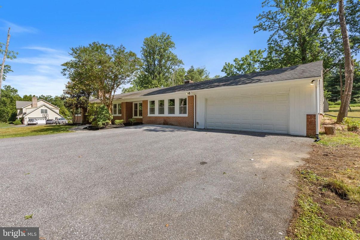 Attached, Exterior, Facade, Brick Facade, Ranch