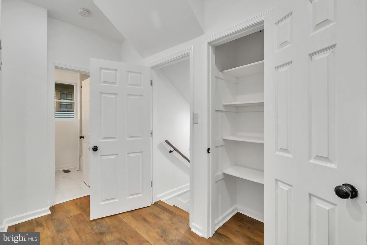 Interior, Walk-in Closets, Wood Texture Flooring