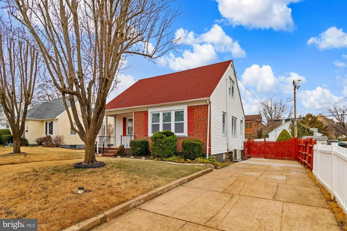 Exterior, Facade, Brick Facade, Cape Cod