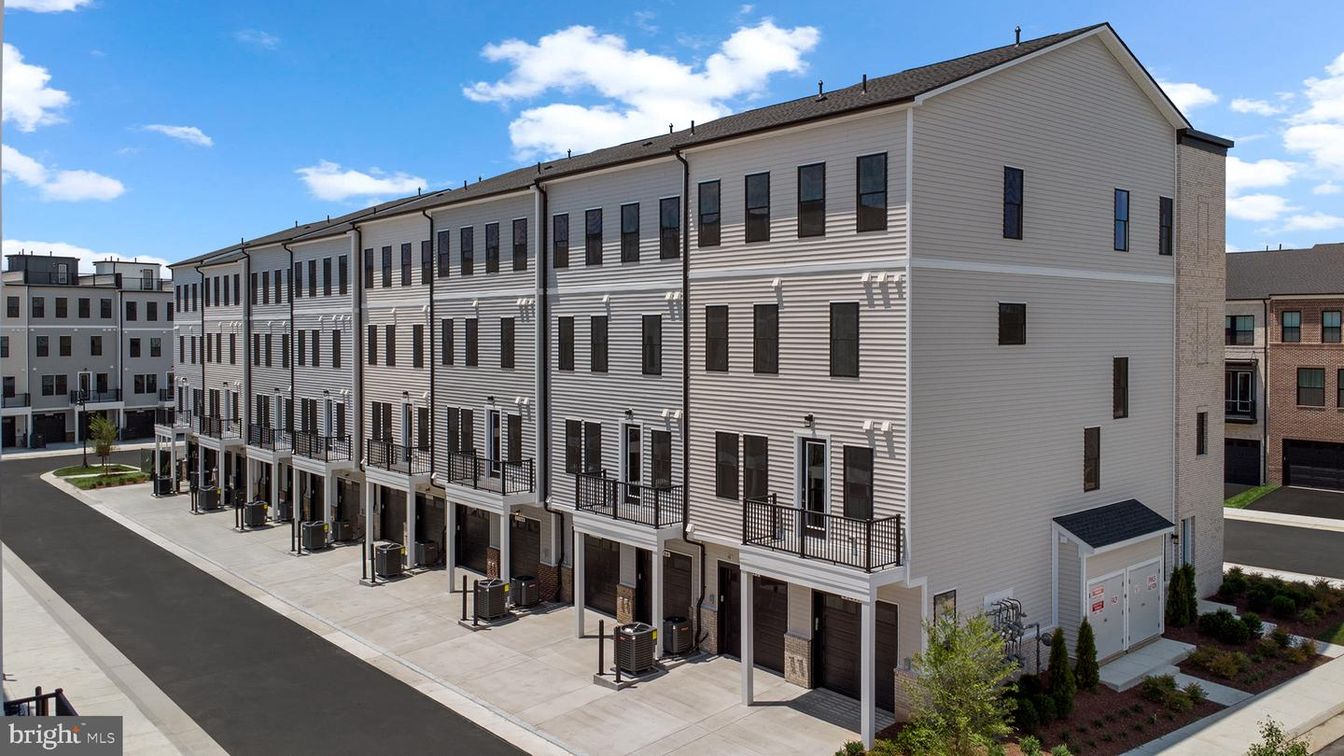 Exterior, Facade, Rowhouse