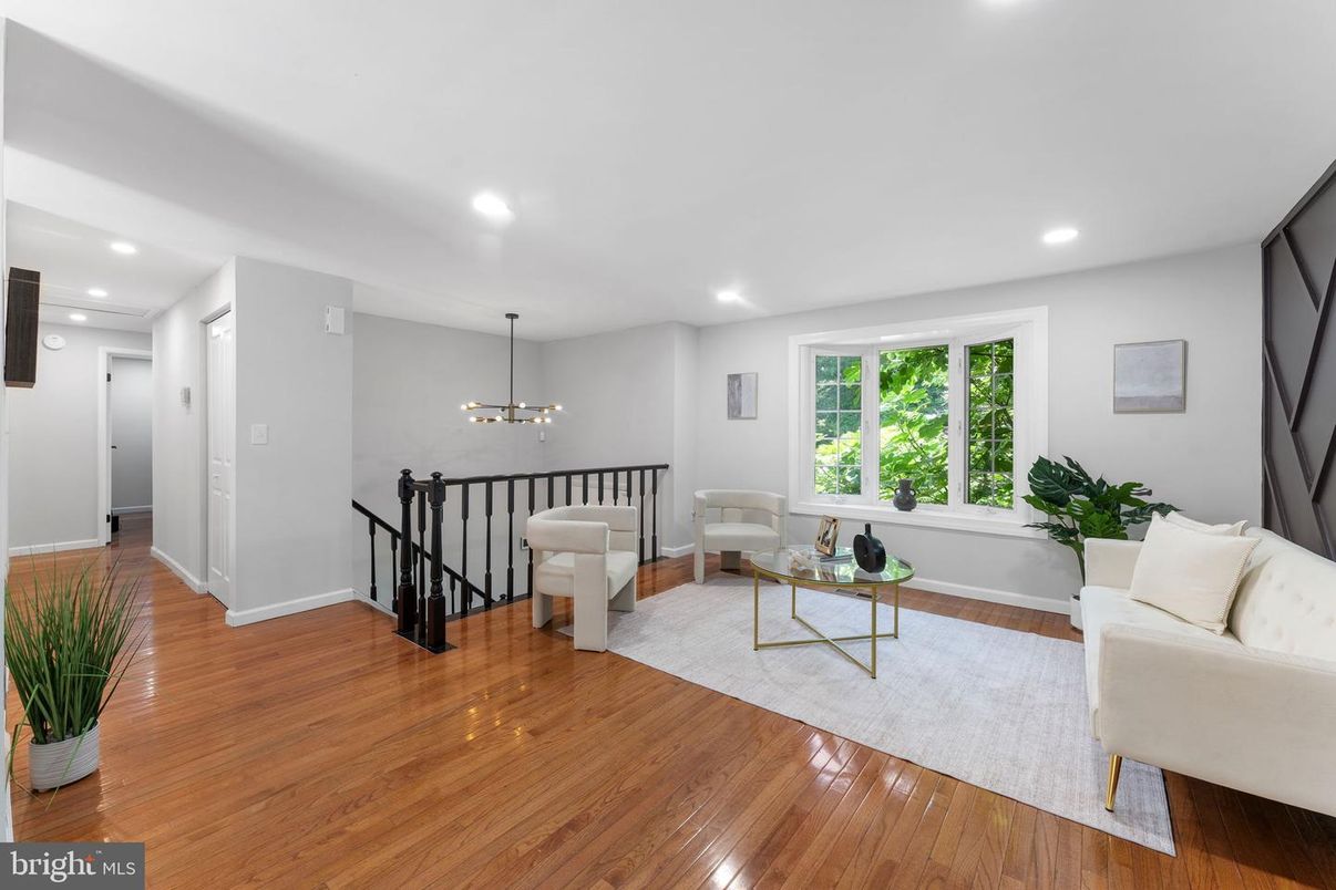 Interior, Living room, Pendant Lights, Recessed Lighting, Wood Texture Flooring