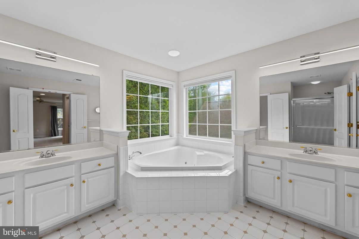 Bathroom, Dual Sink Vanities, Interior, Recessed Lighting