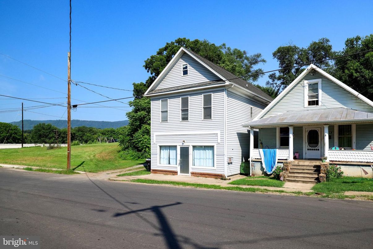 Exterior, Facade, Queen Anne Victorian