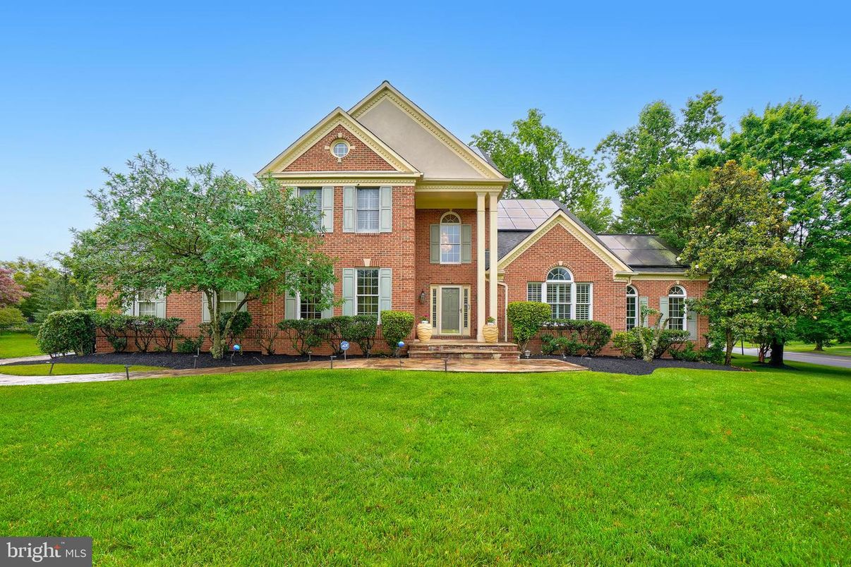 Backyard, Exterior, Facade, Brick Facade, Brick Traditional