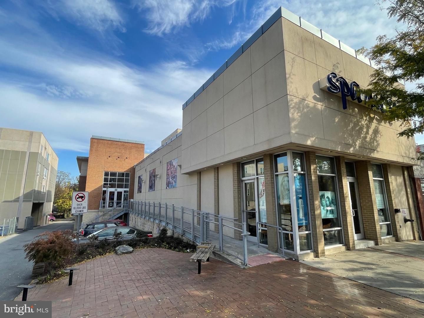 Exterior, Facade, Modern