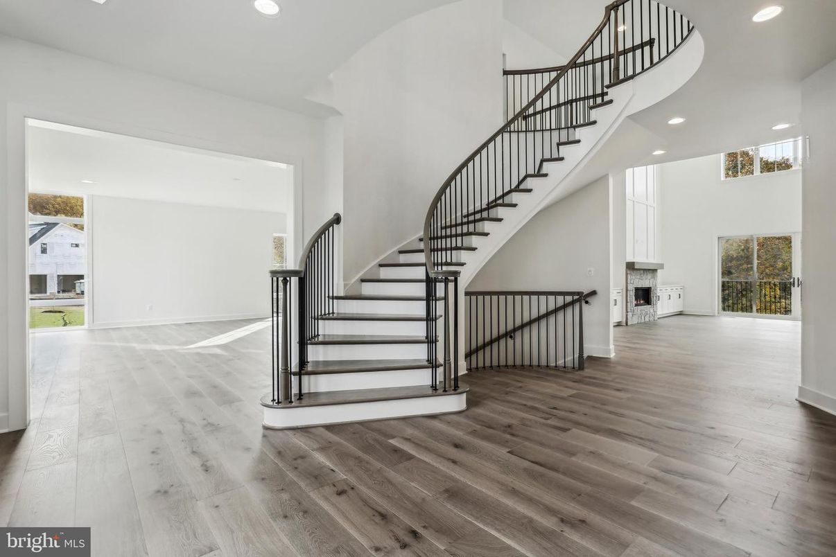 Interior, Recessed Lighting, Wood Texture Flooring