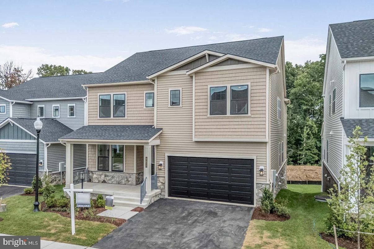 Attached, Exterior, Facade, Rowhouse