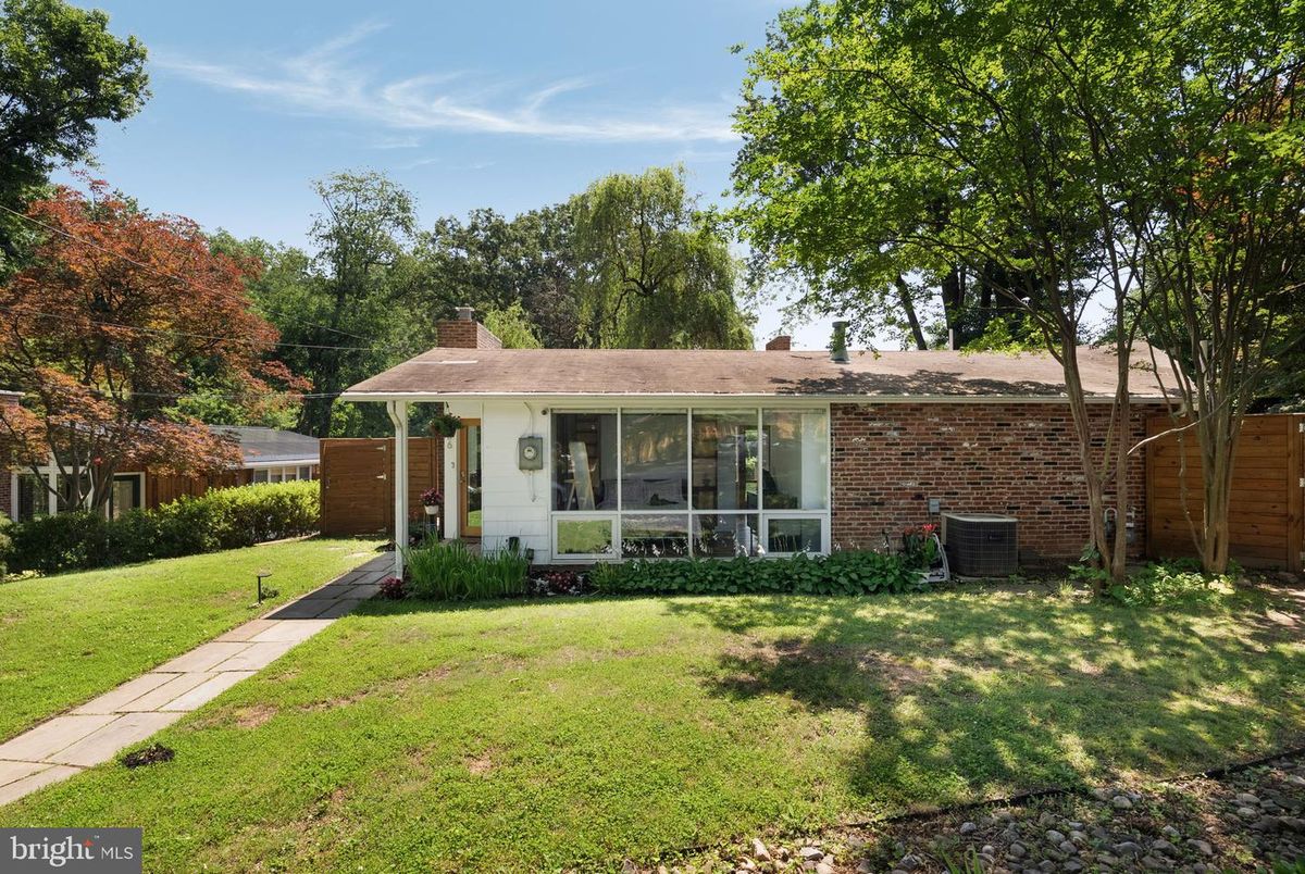 Exterior, Facade, Brick Facade, Ranch