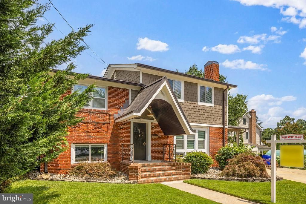 Exterior, Facade, Brick Facade, American Foursquare