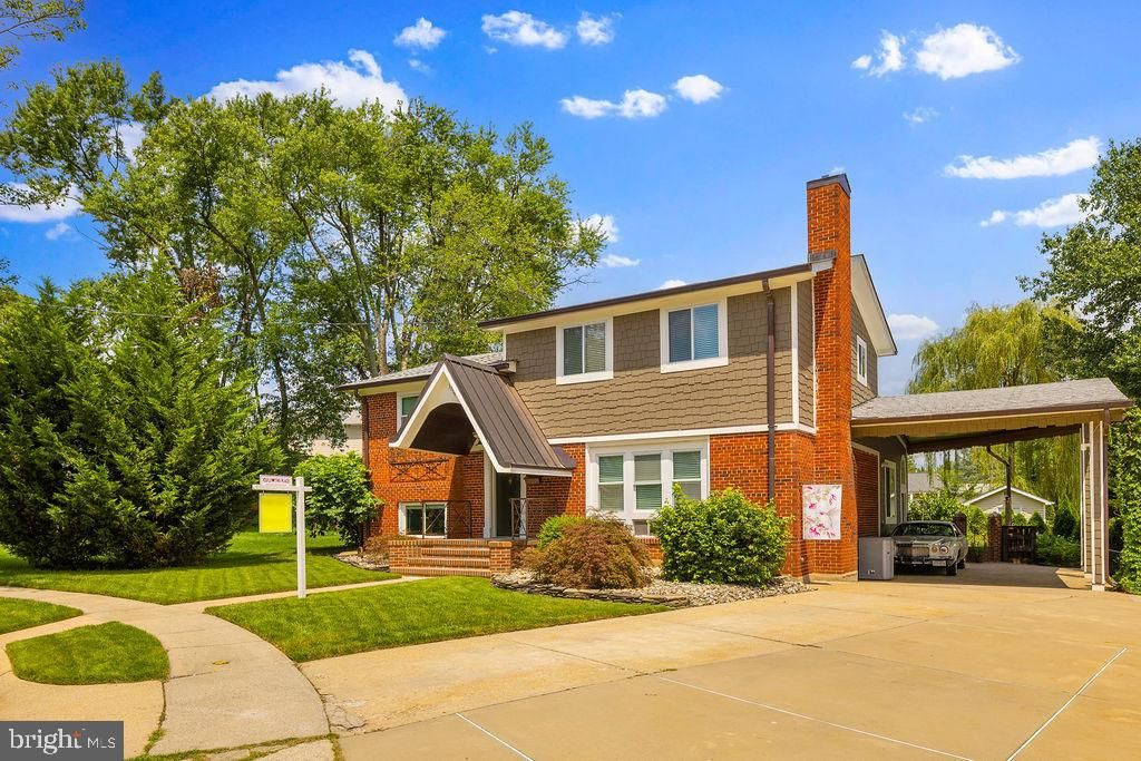 Exterior, Facade, Brick Facade, Split Level