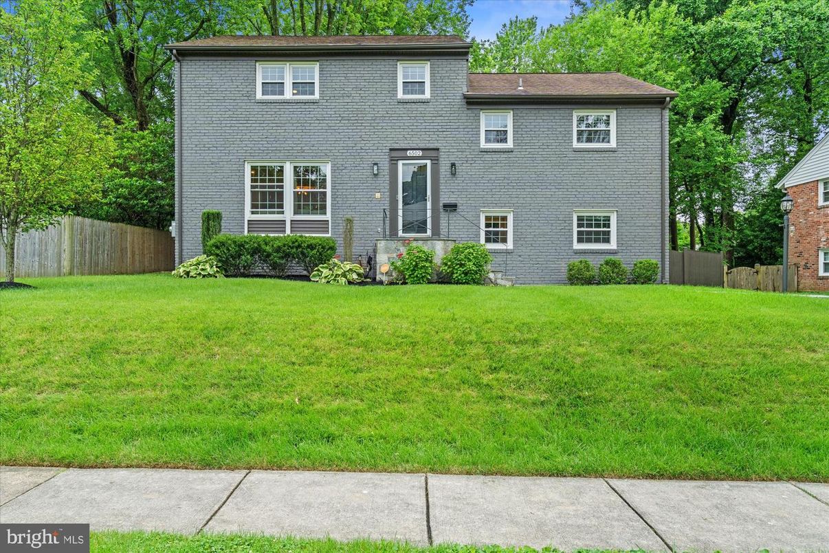 Exterior, Facade, Brick Facade, Georgian