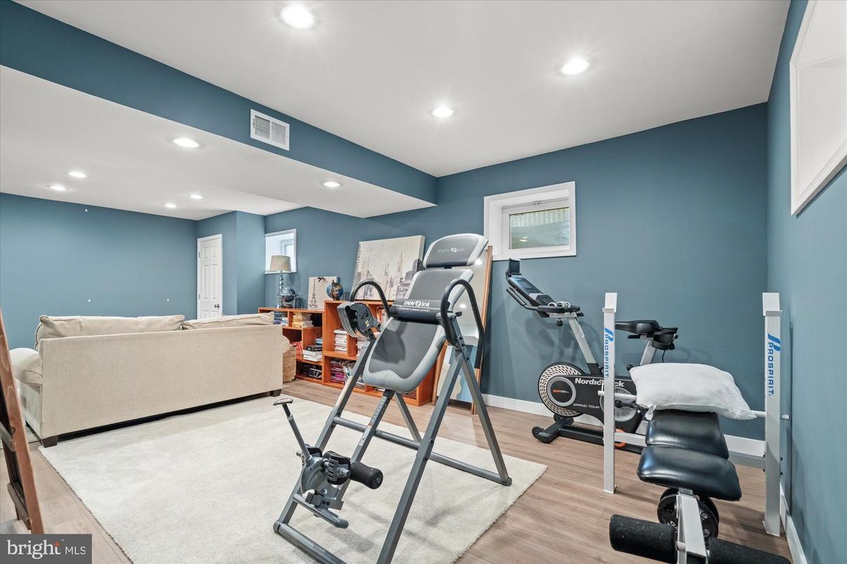 Fitness Equipment, Interior, Living room, Recessed Lighting, Wood Texture Flooring