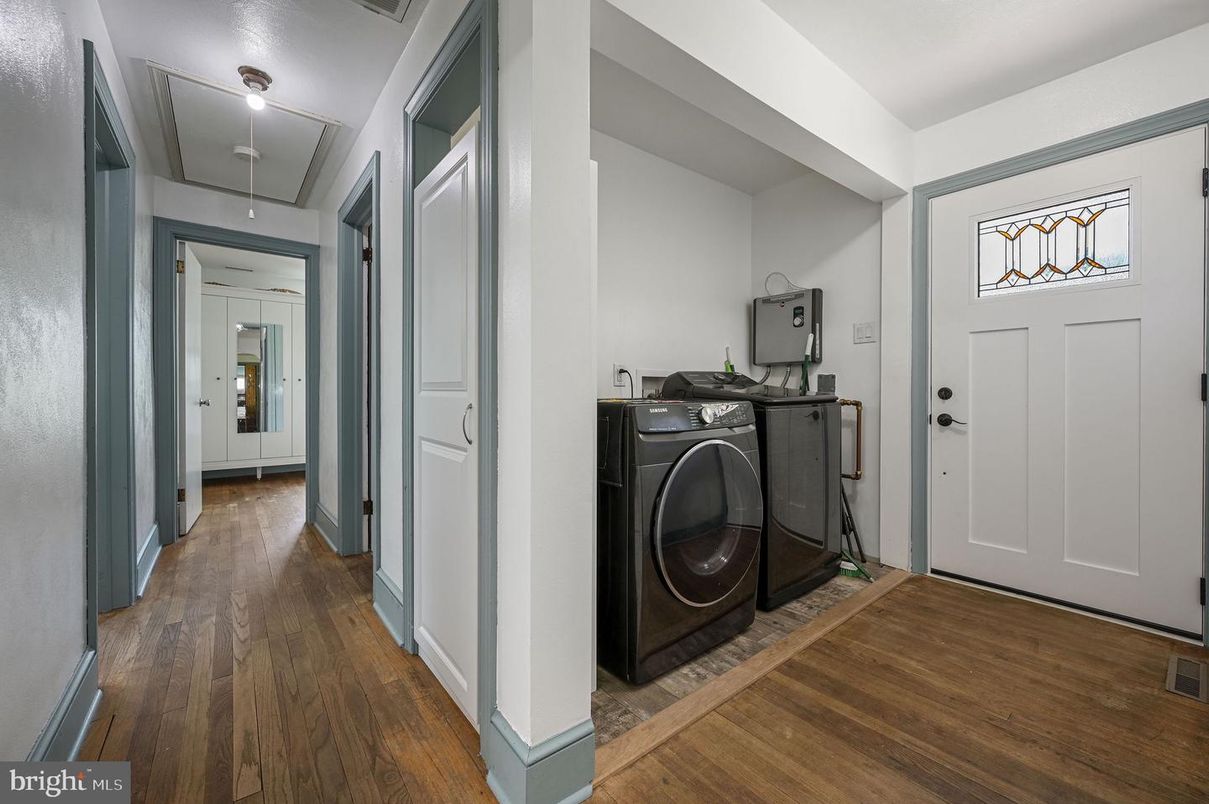 Interior, Utility Closets, Washer, Wood Texture Flooring